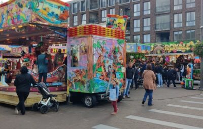 Kermis Raadhuisplein in volle gang